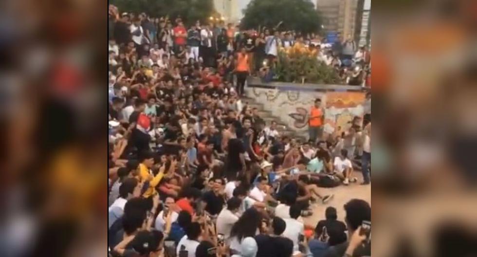 Fueron muchas las personas que cantaron "Tusa" en el Parque del Amor. (Captura)