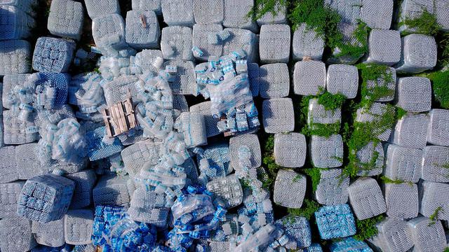 Imágenes aéreas muestran un mar de botellas de agua tiradas en el campo de la que parece ser una finca privada. Se tratarían de donaciones hechas por FEMA destinadas a víctimas del huracán María. (AFP)