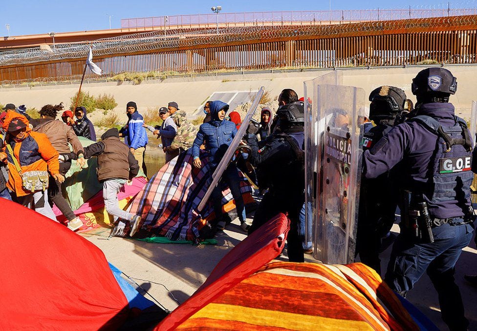 Eviction in the Ciudad Juárez camp.  (REUTERS).