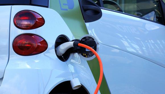 Los autos eléctricos prometen reducir el impacto ambiental al no emitir gases de CO2, como lo hace un auto a combustión. (Foto: pixabay.com)