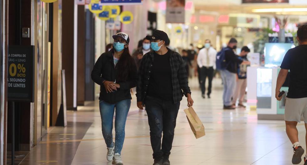 De acuerdo a una de las nuevas disposiciones, las personas solo podrán ingresar a los locales comerciales si es que acreditan haber recibido las dos dosis contra el coronavirus. (Foto: Juan Ponce Valenzuela / @photo.gec)