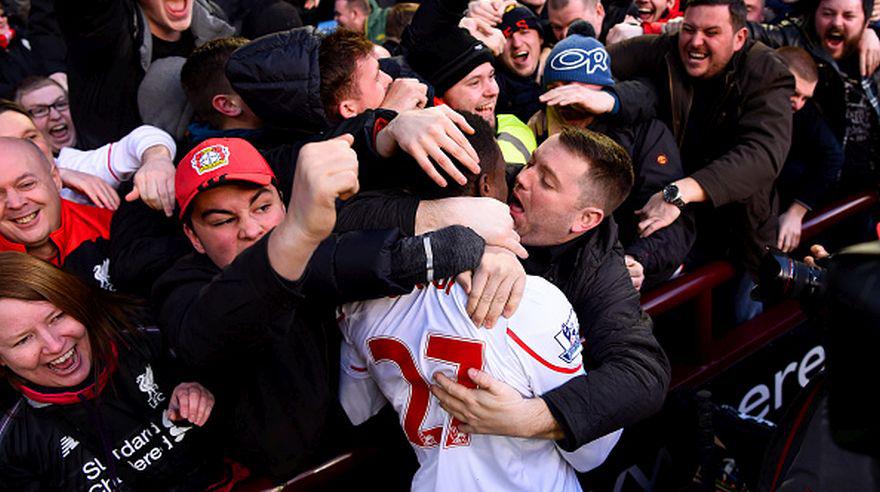 En San Valentín hincha besó a jugador del Liverpool [FOTOS] - 5