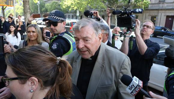 El cardenal George Pell se abre camino a través de los medios de comunicación cuando llega a la corte en Melbourne el 27 de febrero de 2019. (Foto: AFP)