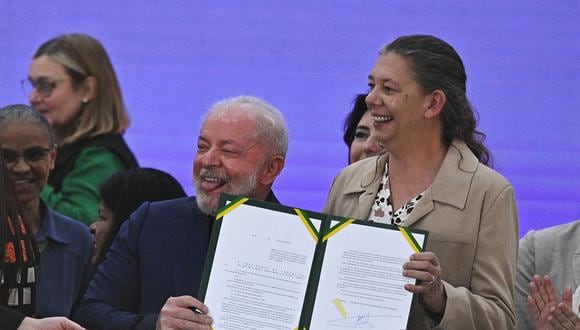 El presidente de Brasil, Luiz Inácio Lula da Silva, posa junto a la ministra de Deporte, Ana Moser, tras firmar la ley que establece igualdad salarial entre mujeres y hombres, en Brasilia, Brasil, el 3 de julio de 2023. (Foto de André Borges / EFE)
