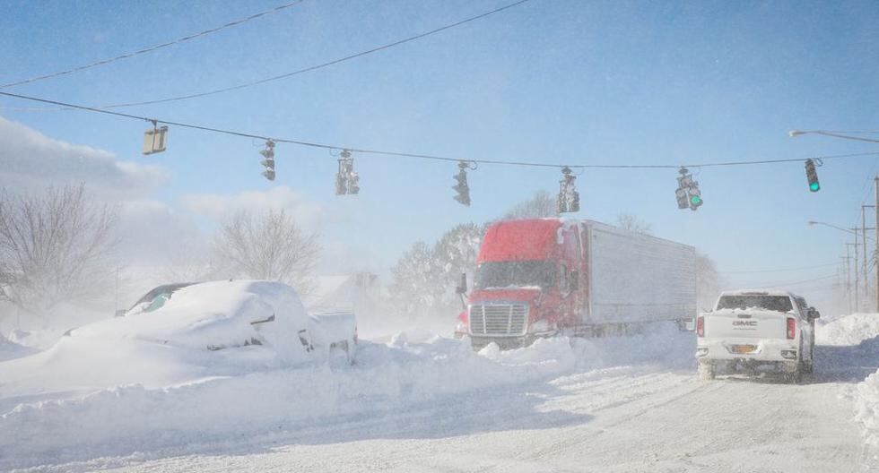 Los vehículos quedan varados en la carretera después de una tormenta de invierno que azotó la región de Buffalo, Nueva York, Estados Unidos, 25 de diciembre de 2022. (REUTERS/Brendan McDermid).