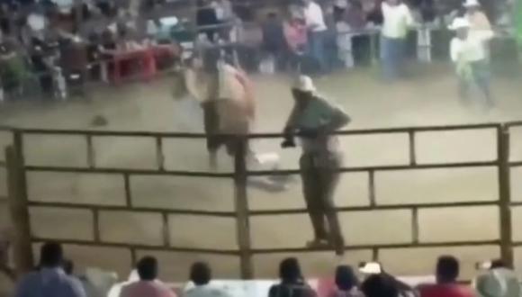 México: Hombre muere aplastado por un toro durante jaripeo en Chilpancingo, Guerrero. (Captura de video).