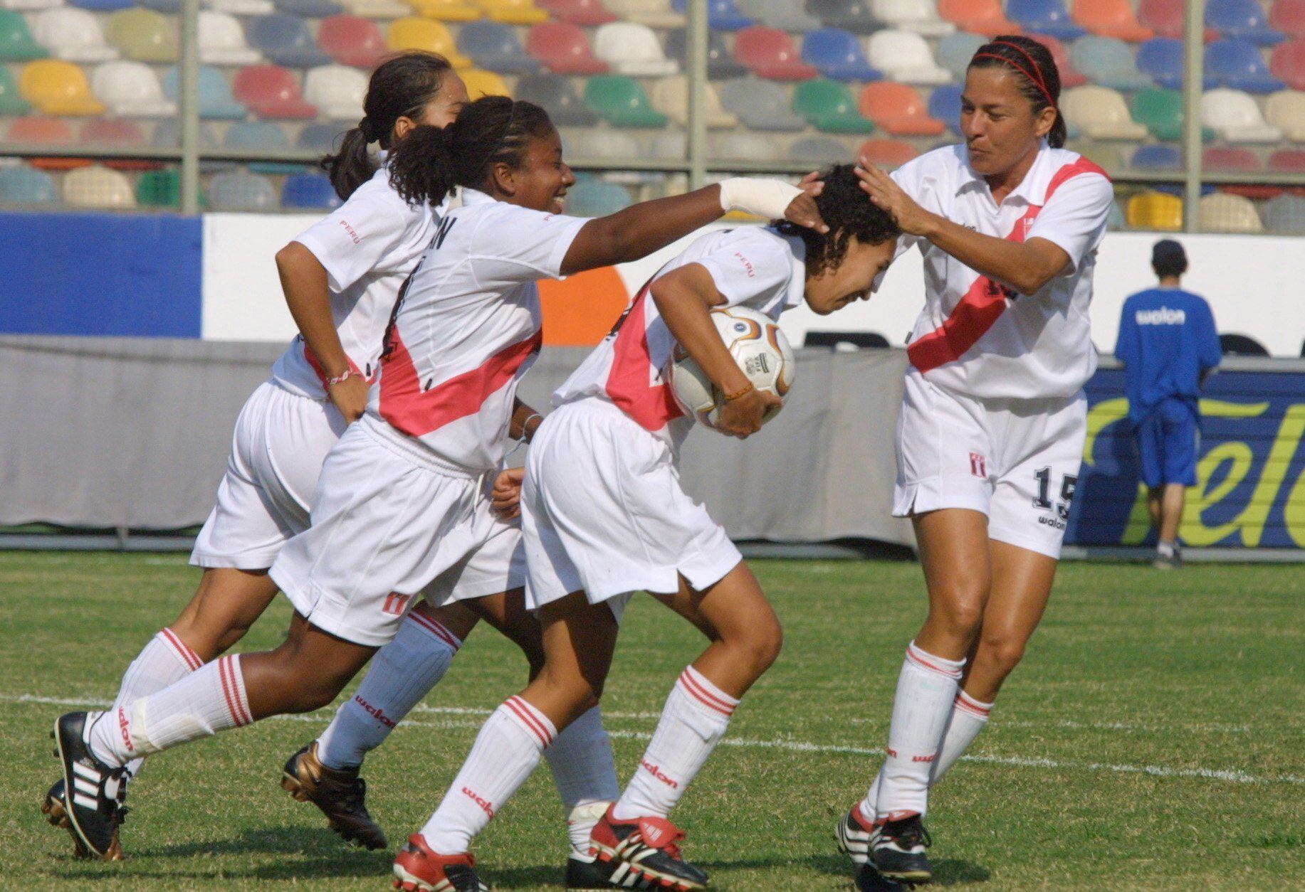 Adriana Dávila anotó en el empate 1-1 ante Argentina, en el cuadrangular final del Sudamericano Femenino 2003. (Foto: Consuelo Vargas / Archivo El Comercio)