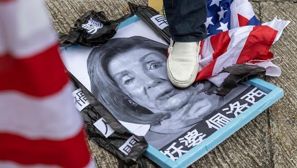 Un grupo de manifestantes pro-China pisa una foto de la presidenta de la Cámara de Representantes de los Estados Unidos, Nancy Pelosi. (Foto referencial: JEROME FAVRE / EFE)