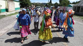 México: Cientos de personas despiden a jesuitas asesinados en una iglesia de Chihuahua