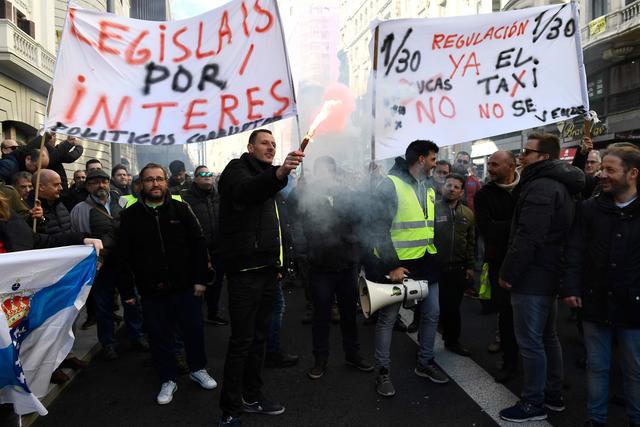 Imágenes de la protesta de los taxistas de España pidiendo regulaciones para Uber y otras empresas de taxi por aplicación. (AFP)
