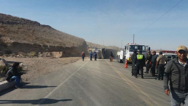 Tránsito restringido en vía Arequipa-Juliaca por camión volcado - 3