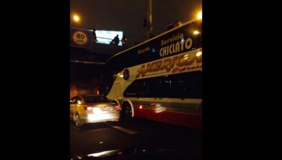 Miraflores: bus quedó atascado en el puente 28 de julio