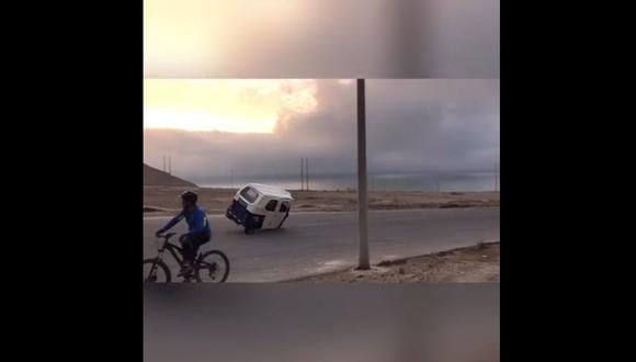 Una mototaxi realizando maniobras en un óvalo ubicado cerca a la Herradura. (Video: Juan Carlos Luján)