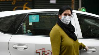 Los taxistas que llevan gratis a médicos y enfermeras, ayuda crucial en la batalla contra el coronavirus en España | FOTOS