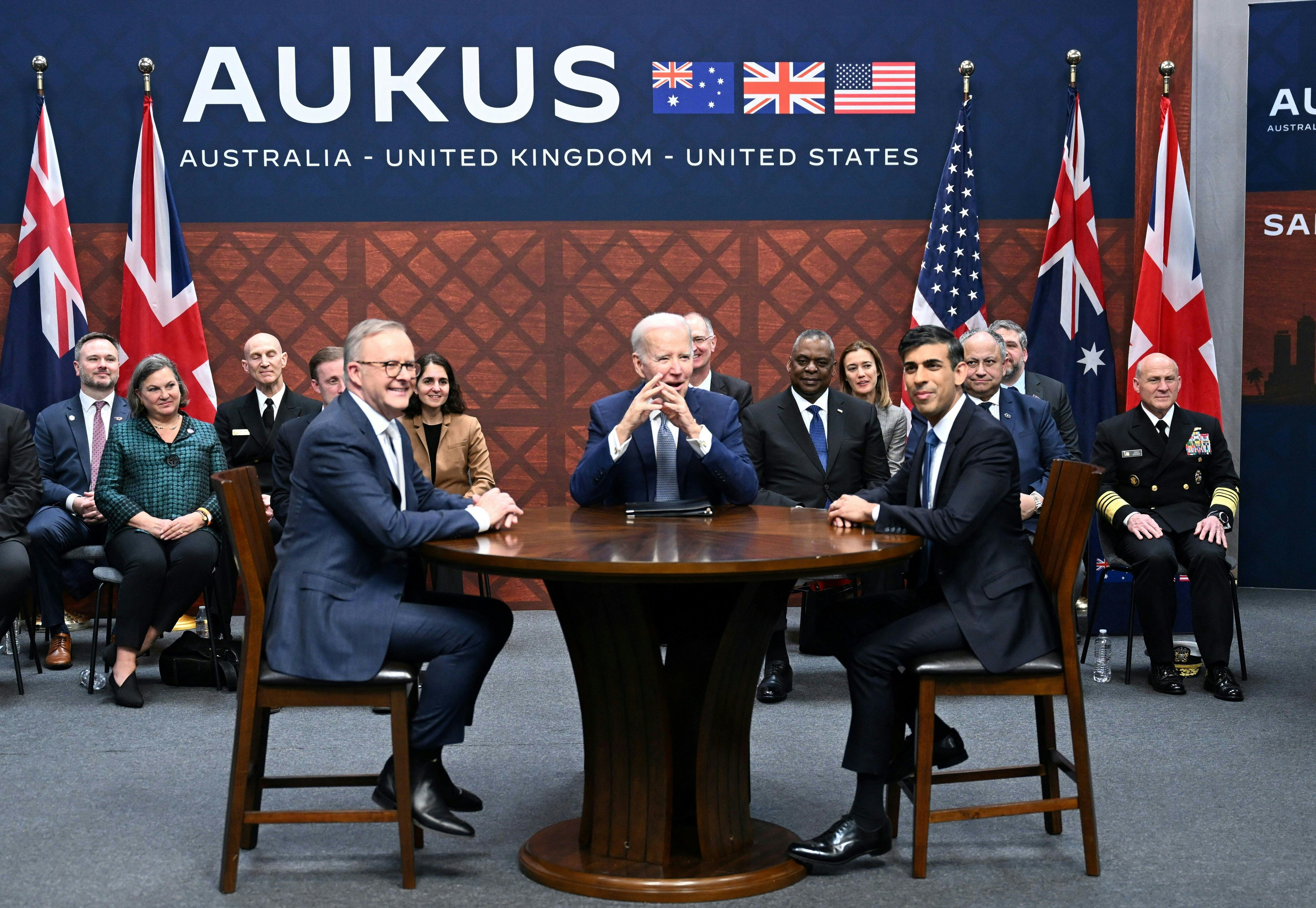 El presidente de Estados Unidos, Joe Biden (centro), participa en una reunión con el primer ministro británico, Rishi Sunak (derecha), y el primer ministro de Australia, Anthony Albanese, durante la cumbre AUKUS el 13 de marzo de 2023. (Foto de Jim WATSON / AFP).
