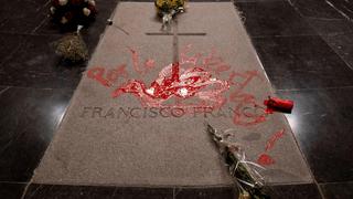 Un artista gallego profana la tumba del dictador Francisco Franco con pintura roja