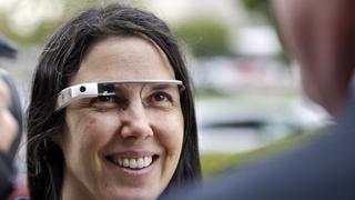 Mujer acusada de conducir usando Google Glass se declaró "no culpable"