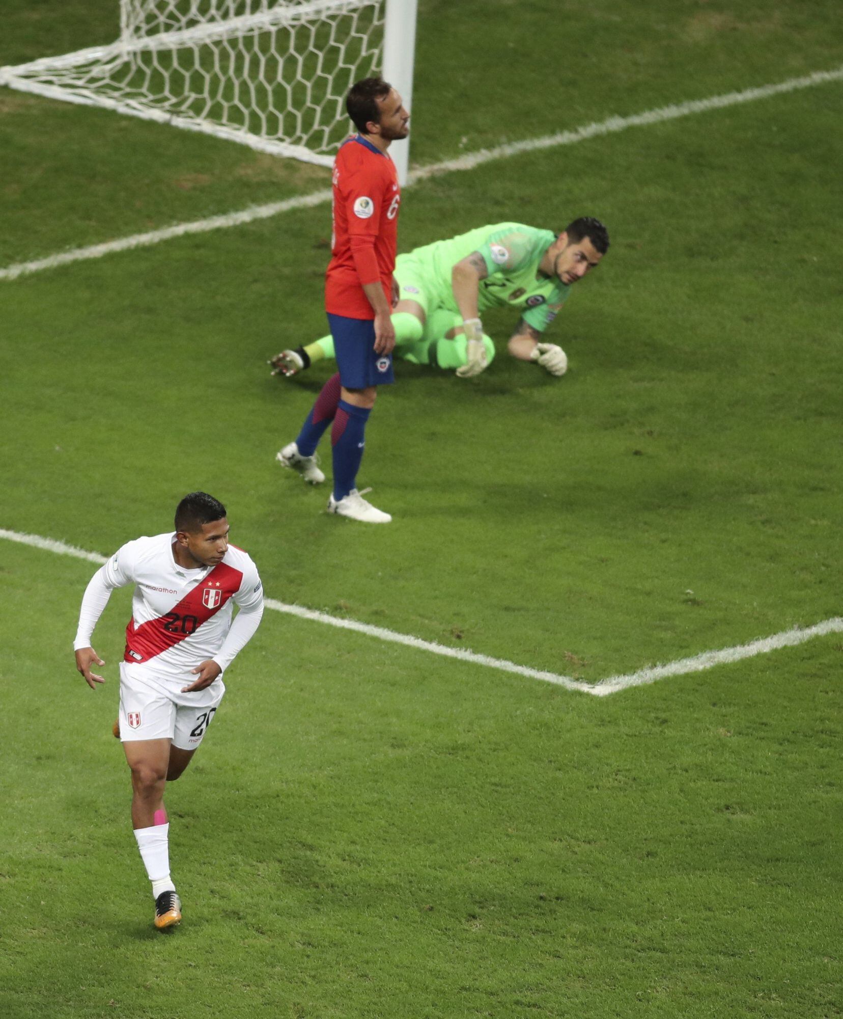 Perú vs. Chile: Guerrero volvió a pedir que todos los jugadores posen en la foto oficial | VIDEO. (Foto: AFP)