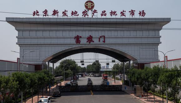 El brote de cortonavirus detectado en Xinfadi, el principal mercado de alimentos frescos de Beijing, ha dejado hasta ahora 245 casos confirmados, aunque las autoridades lo dan ya por "controlado" gracias a las medidas adoptadas para contenerlo como las pruebas masivas. (Foto: NICOLAS ASFOURI / AFP).