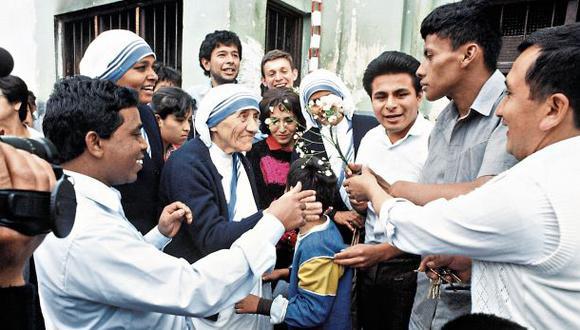 Misioneras de la Caridad salen en procesión por Madre Teresa