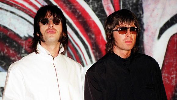Liam y Noel Gallagher, los rostros del hoy en pausa grupo Oasis. (Foto: AFP)