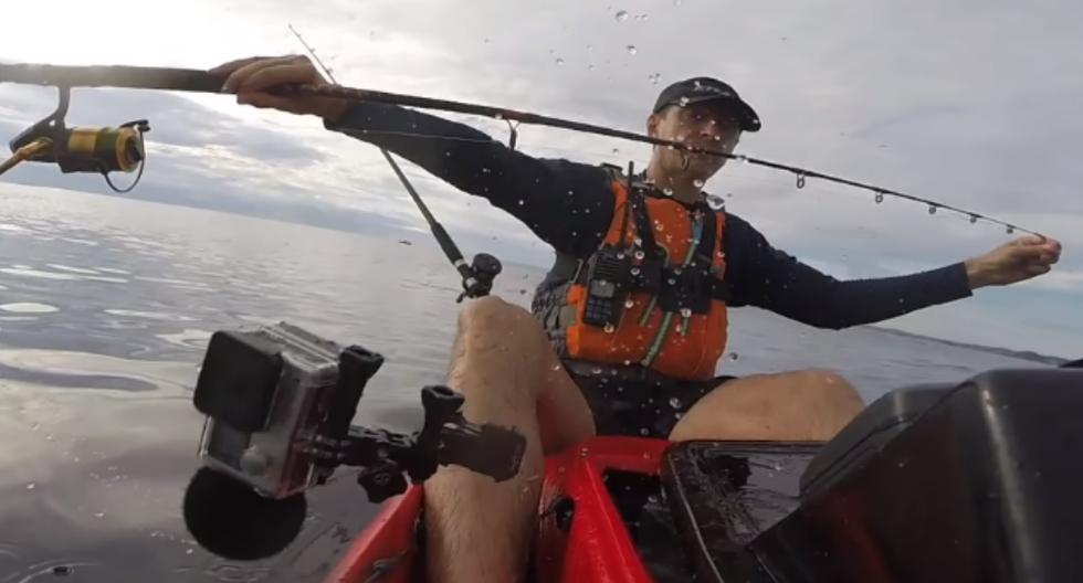 Una de las cámaras deportivas del desafortunado pescador salió volando y cayó al agua luego del brusco movimiento del pez. (Foto: Captura | ViralHog)