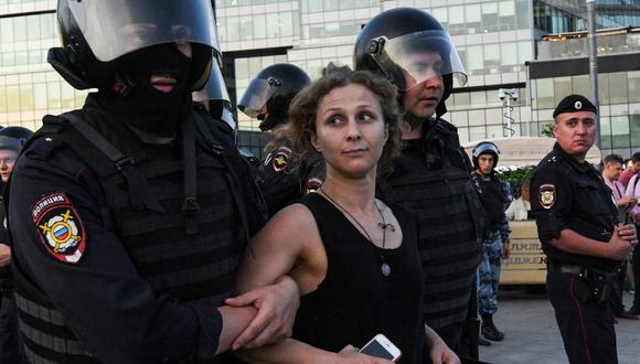 María Aliójina es detenida por policías el 27 de julio de 2019 por participar en una protesta no autorizada. La activista y líder de Pussy Riot escapó recientemente de Rusia. (Foto: Kirill KUDRYAVTSEV / AFP)