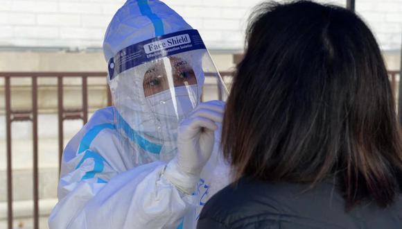 Las autoridades chinas siguen apostando por una política de tolerancia cero contra el coronavirus, lo que mantiene al país prácticamente aislado del exterior desde hace casi dos años. (Foto: AFP)