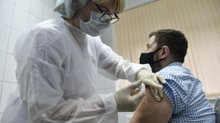 Un hospital ruso anuncia que empezó a vacunar a civiles contra el coronavirus la semana pasada