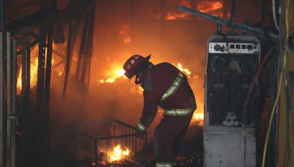 Trujillo: Incendio consumió almacenes de empresa agroindustrial