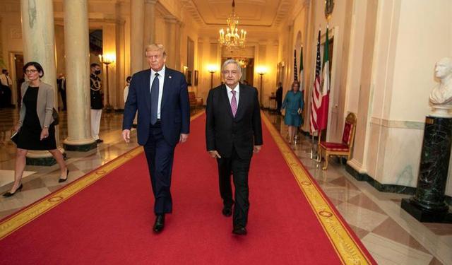 Donald Trump y AMLO durante su encuentro en el Cross Hall de la Casa Blanca. (EFE/Presidencia de México).