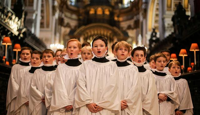 Choristers sing during a rehearsal for their upcoming Christmas performances, at St Paul's Cathedral in central London on December 19, 2017.  / AFP / Daniel LEAL-OLIVAS
