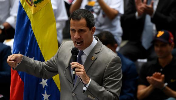 Juan Guaidó, quien expresó que la dictadura de Maduro "sigue dividiéndose", calificó de ilegal la medida contra los cuatro diputados y la consideró como una "persecución". (AFP)