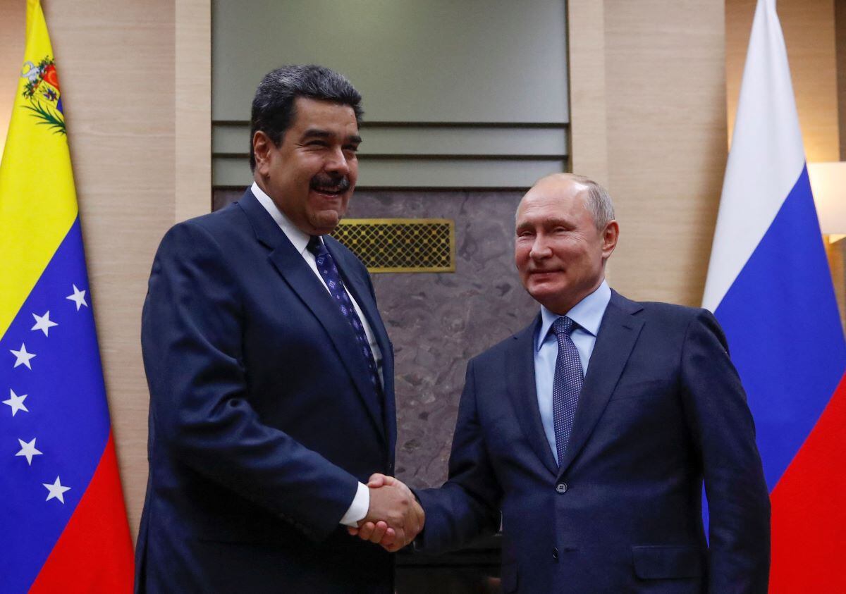 Russian President Vladimir Putin (R) shakes hands with his Venezuelan counterpart Nicolás Maduro during a meeting at the Novo-Ogaryovo state residence on the outskirts of Moscow on December 5, 2018. (MAXIM SHEMETOV/AFP).