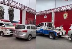 Callao: auto bloquea salida de estación de bomberos durante una emergencia