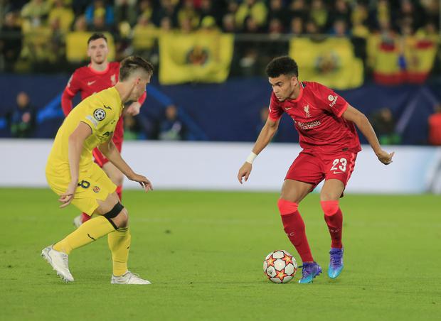 VILLARREAL (CASTELLÓN), 05/03/2022.- Liverpoll striker Luis Díaz (d) plays a ball against Juan Foyth, from Villarreal, during the second leg of the Champions League semifinals that they play today Tuesday at the Ceramic Stadium.  EFE/Domenech Castelló
