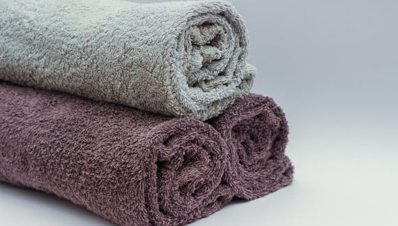 Las toallas de baño suelen adquirir un molesto olor a humedad tras varios usos. (Foto: Pexels)