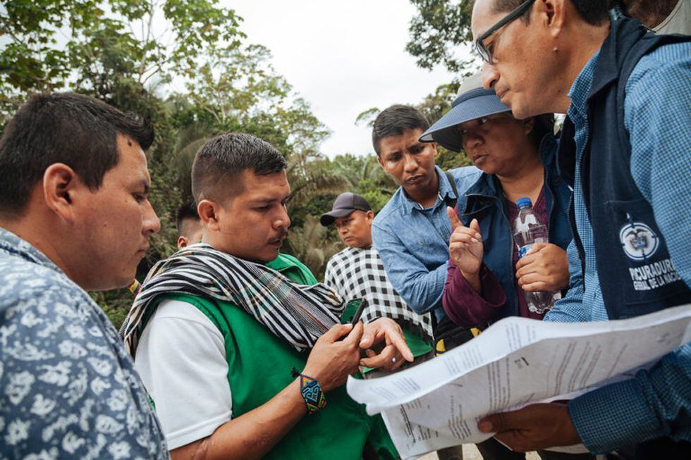 Líderes indígenas Siona de Buenavista en reunión con la Defensoría del Pueblo se quejan de que las autoridades ambientales colombianas han ignorado sus advertencias sobre posibles infracciones.