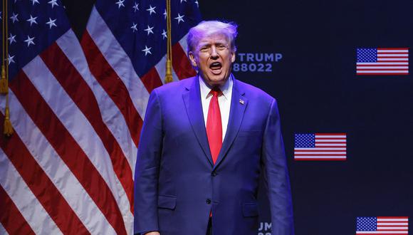El expresidente estadounidense Donald Trump llega para un evento en el Teatro Adler en Davenport, Iowa, el 13 de marzo de 2023. (Foto de KAMIL KRZACZYNSKI / AFP)
