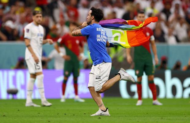 Joven ingresó con bandera LGBTI al partido Uruguay vs. Portugal. (Foto: EFE)