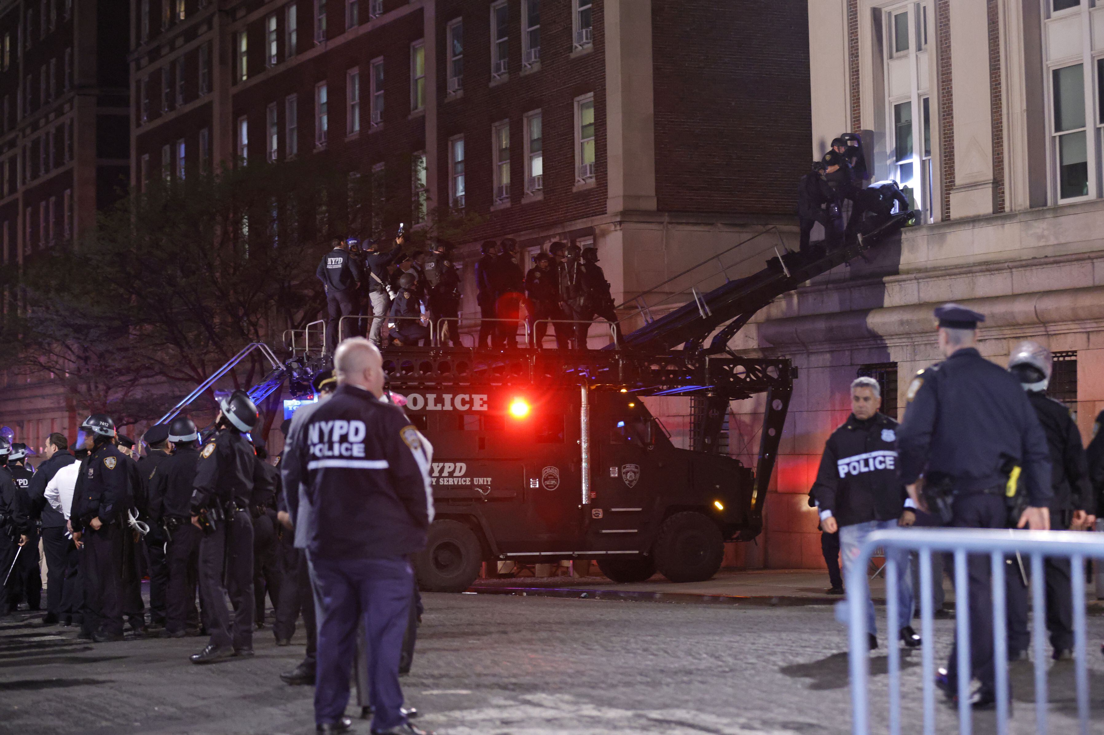 La policía de Nueva York con equipo antidisturbios irrumpe en un edificio de la Universidad de Columbia, donde los estudiantes pro-palestinos están atrincherados. (Foto de KENA BETANCUR / AFP).