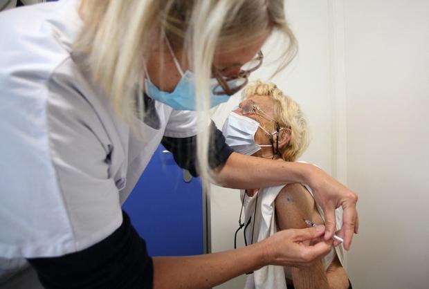 Una mujer recibe una dosis de la vacuna Pfizer-BioNTech contra COVID-19 en el autobús de movilidad "vacci bus" que recorre Ajaccio, en la isla mediterránea francesa de Córcega. (Pascal POCHARD-CASABIANCA / AFP)