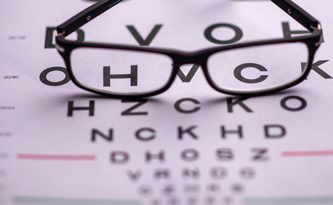 One of the effects of glasses, like any other device (computer, tablet, cell phone), is myopia.  It is a subject yet to be investigated.  (Photo: pexles.com)