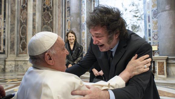El papa Francisco se abraza con el presidente de Argentina Javier Milei en el Vaticano. (Foto: MEDIOS VATICANOS / AFP).