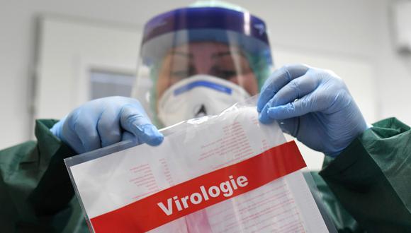 La enfermera Canan Emcan sostiene una bolsa con un kit de prueba para muestras de coronavirus en la sala de aislamiento del hospital universitario Uniklinikum Essen, en Alemania. (AFP / INA FASSBENDER).