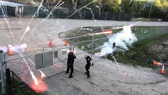 Manifestantes arrojan ladrillos en un sitio de construcción en Atlanta el 5 de marzo de 2023. (Foto de Departamento de Policía de Atlanta / AFP)