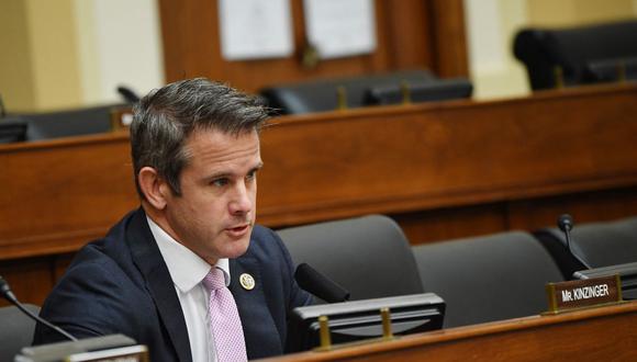 El congresista Adam Kinzinger fue uno de los 10 republicanos que votaron a favor de condenar a Donald Trump en la Cámara de Representantes de Estados Unidos . (Foto: KEVIN DIETSCH / POOL / AFP).