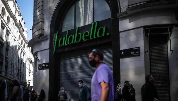 Personas caminan frente a un local comercial de la tienda por departamentos chilena Falabella, que deja de operar en Argentina. (EFE/Juan Ignacio Roncoroni).