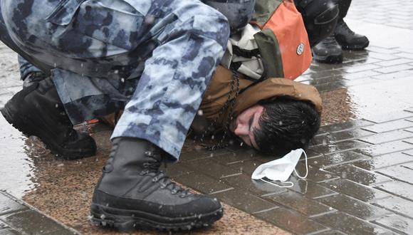 La policía detiene a un hombre durante una manifestación en apoyo del líder opositor encarcelado Alexei Navalny en Moscú el 31 de enero de 2021. (Foto de Alexander NEMENOV / AFP).