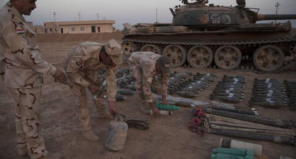 Soldados iraqu&iacute;es preparan morteros, bombas y tanques incautados del Estado Isl&aacute;mico (EI), en el distrito Gogjeli de Mosul. (Foto: EFE)